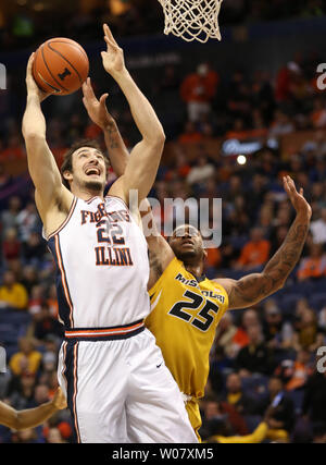 Illinois Fighting Illini Maverick Morgan schießt und Russell über Missouri Tiger Woods in der ersten Hälfte des jährlichen Braggin' Rechte Spiel im Scottrade Center in St. Louis am 21. Dezember 2016. Foto von Bill Greenblatt/UPI Stockfoto