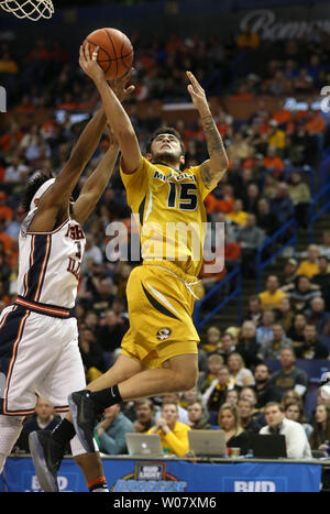 Missouri Tiger Jordanien Geist erhält hinter Illinois' Tracy Abrams für zwei Punkte, die in der zweiten Hälfte des jährlichen Braggin' Rechte Spiel im Scottrade Center in St. Louis am 21. Dezember 2016. Illinois besiegte Missouri 75-66. Foto von Bill Greenblatt/UPI Stockfoto