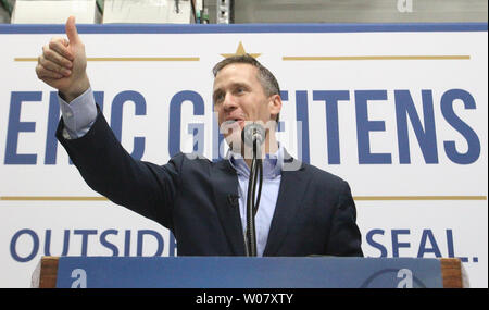 Missouri Governor elect Eric Greitens gibt einen Daumen hoch für Anhänger, als er die Bühne in Maryland Heights, Missouri während seiner "Danke"-Tour des Staates Missouri am 7. Januar 2017 dauert. Greitans wird den Amtseid nehmen 56th Missouri Gouverneur am Januar 9, 2017 in Jefferson City, Missouri. Foto von Bill Greenblatt/UPI Stockfoto