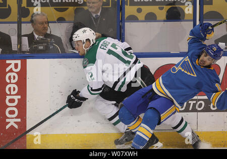 Dallas Stars Radek Faksa der Tschechischen Republik klopft nach St. Louis Blues Robby Fabbri in der ersten Periode im Scottrade Center in St. Louis am 7. Januar 2017. Foto von Bill Greenblatt/UPI Stockfoto