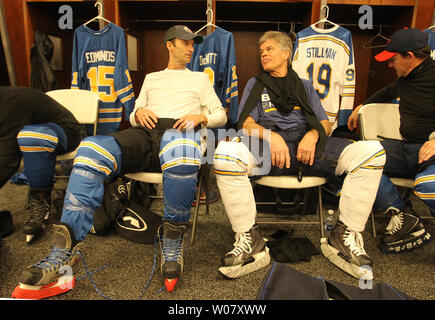 St. Louis Cardinals Präsident Bill DeWitt III (L) und St. Louis Blues Vorsitzenden Tom Stillman, reden, wie sie sich kleiden für ein Spiel zwischen den St. Louis Cardinals Alumni und St. Louis Blues Alumni am Busch Stadium in St. Louis am 8. Januar 2017. Foto von Bill Greenblatt/UPI Stockfoto