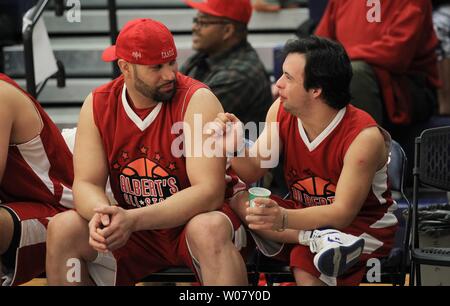 Los Angeles Engel von Anaheim Albert Pujols Gespräche mit mannschaftskamerad Luis während Albert's All-Star Basketball Spiel am Missouri Baptist University in Stadt und Land am 29. Januar 2017. Diese jährliche All-Star Game präsentiert die Talente und Fähigkeiten von Menschen mit Down-Syndrom. Foto von Bill Greenblatt/UPI Stockfoto