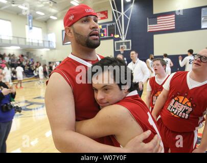 Los Angeles Engel von Anaheim Albert Pujols ist umarmte durch Mannschaftskameraden Luis vor dem Start von Albert's All-Star Basketball Spiel am Missouri Baptist University in Stadt und Land am 29. Januar 2017. Diese jährliche All-Star Game präsentiert die Talente und Fähigkeiten von Menschen mit Down-Syndrom. Foto von Bill Greenblatt/UPI Stockfoto