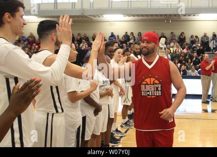 Los Angeles Engel von Anaheim Albert Pujols klatscht die Hände mit der gegnerischen Mannschaft Spieler vor dem Start von Albert's All-Star Basketball Spiel am Missouri Baptist University in Stadt und Land am 29. Januar 2017. Diese jährliche All-Star Game präsentiert die Talente und Fähigkeiten von Menschen mit Down-Syndrom. Foto von Bill Greenblatt/UPI Stockfoto