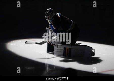 St. Louis Blues Torwart Jake Allen erstreckt sich vor einem Spiel gegen die Winnipeg Jets im Scottrade Center in St. Louis am 31. Januar 2017. Foto von Bill Greenblatt/UPI Stockfoto