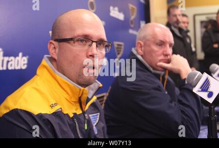 St. Louis Blues neue Head Coach Mike Yeo Gespräche zu den Reportern als General Manager Doug Armstrong sitzt in der Nähe, zwei Stunden nachdem bekannt wurde, dass das Team Head Coach Ken Hitchock seiner Pflichten in St. Louis am 1. Februar 2017 entlastet hatte. Yeo war dieses letzte offseason als dem etablierten Betreiber zu Hitchcock angestellt. Hitchcock trat der Blues am 8. November 2011. In den letzten sechs Jahreszeiten, führte er die Blues zu einem 248-124-41. Yeo, 43, ist derzeit in seiner ersten Saison mit dem Blues, nachdem die Mehrheit der letzten fünf Jahreszeiten als Trainer der Minnesota Wild. Foto von Bill Greenb Stockfoto