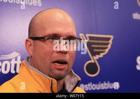 St. Louis Blues neue Head Coach Mike Yeo spricht mit Reportern, zwei Stunden nachdem bekannt wurde, dass das Team Head Coach Ken Hitchock seiner Pflichten in St. Louis am 1. Februar 2017 entlastet hatte. Yeo war dieses letzte offseason als dem etablierten Betreiber zu Hitchcock angestellt. Hitchcock trat der Blues am 8. November 2011. In den letzten sechs Jahreszeiten, führte er die Blues zu einem 248-124-41. Yeo, 43, ist derzeit in seiner ersten Saison mit dem Blues, nachdem die Mehrheit der letzten fünf Jahreszeiten als Trainer der Minnesota Wild. Foto von Bill Greenblatt/UPI Stockfoto