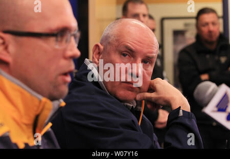 St. Louis Blues neue Head Coach Mike Yeo (L) spricht zu den Reportern als General Manager Doug Armstrong sitzt in der Nähe, zwei Stunden nachdem bekannt wurde, dass das Team Head Coach Ken Hitchock seiner Pflichten in St. Louis am 1. Februar 2017 entlastet hatte. Yeo war dieses letzte offseason als dem etablierten Betreiber zu Hitchcock angestellt. Hitchcock trat der Blues am 8. November 2011. In den letzten sechs Jahreszeiten, führte er die Blues zu einem 248-124-41. Yeo, 43, ist derzeit in seiner ersten Saison mit dem Blues, nachdem die Mehrheit der letzten fünf Jahreszeiten als Trainer der Minnesota Wild. St. Louis hat Lo Stockfoto