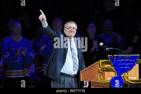 Ehemalige St. Louis Blues defenseman Bob Plager Punkte an den Gast nach seinen Erläuterungen geben, bevor er am 2. Februar 2017 im Ruhestand ist und zu den Dachsparren im Scottrade Center in St. Louis gehisst. Foto von Bill Greenblatt/UPI Stockfoto