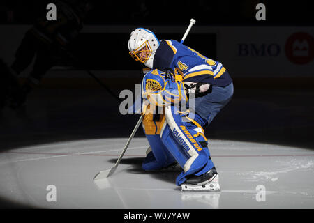 St. Louis Blues Torwart Jake Allen erstreckt sich, als er auf dem Eis vor einem Spiel gegen die Edmonton Oilers im Scottrade Center in St. Louis, am 28. Februar 2017. Foto von Bill Greenblatt/UPI Stockfoto