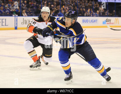 St. Louis Blues Jaden Schwartz ist von Anaheim Ducks Josh Manson in der ersten Periode im Scottrade Center in St. Louis verlangsamt am 10. März 2017. Foto von Bill Greenblatt/UPI Stockfoto