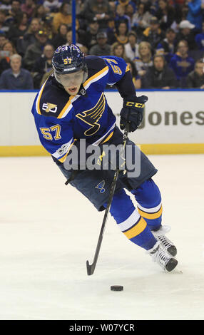 St. Louis Blues David Perron manuvers den Puck in die Anaheim Ducks Zone in der ersten Periode im Scottrade Center in St. Louis am 10. März 2017. Foto von Bill Greenblatt/UPI Stockfoto