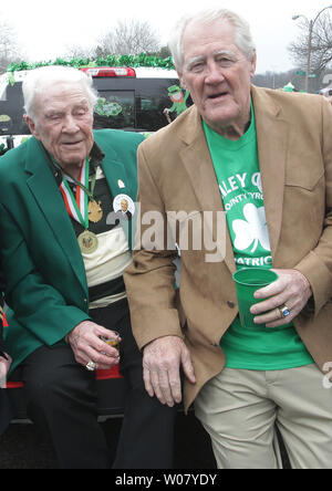 Ehemalige St. Louis Fußball Kardinäle und St. Louis Rams Trainer Jim Hanifan (L) und ehemaligen St. Louis Fußball Kardinäle tight end Jackie Smith einen Cocktail vor dem Start des alten Auftrages von Hibernians St. Patrick's Day Parade in St. Louis am 17. März 2017. Foto von Bill Greenblatt/UPI Stockfoto