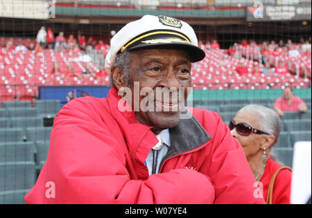 Rock und Roll König Chuck Berry ist in diesem Mai 21, 2014 Foto am Busch Stadium in St. Louis. Berry starb in seinem Haus in St. Charles County Missouri am 18. März 2017 im Alter von 90 Jahren. Foto von Bill Greenblatt/UPI Stockfoto