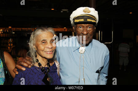 Rock und Roll Legende Chuck Berry wird dargestellt in diesem Juli 29, 2011, Foto mit Frau Themetta in University City, Missouri. Berry starb in seinem Haus in St. Charles County Missouri am 18. März 2017 im Alter von 90 Jahren. Foto von Bill Greenblatt/UPI Stockfoto