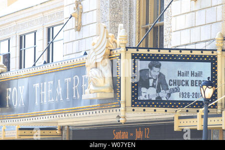 Das Festzelt auf dem Fox Theater eine Hommage an Gitarrist Chuck Berry in St. Louis am 20. März 2017. Chuck Berry's 60. Geburtstag war im Fox Theater gefeiert, die für die Herstellung des Films, "Hagel Hagel Rock and Roll" in 1986. Berry starb in seinem Haus in St. Charles County Missouri am 18. März 2017 im Alter von 90 Jahren. Foto von Bill Greenblatt/UPI Stockfoto