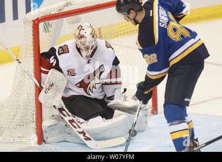 Arizona Kojoten Torwart Mike Smith macht ein Pad auf einer Aufnahme des St. Louis Blues Zach Sanford während der ersten Zeit im Scottrade Center in St. Louis am 27. März 2017 speichern. Foto von Bill Greenblatt/UPI Stockfoto