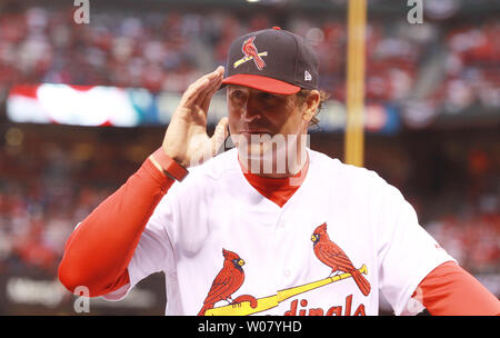 St. Louis Cardinals Manager Mike Matheny Wellen zu Chicago Cubs Manager Joe Madden als Matheny ist, bevor Sie ihr Spiel am Eröffnungstag am Busch Stadium in St. Louis am 2. April 2017 eingeführt. Foto von Bill Greenblatt/UPI Stockfoto