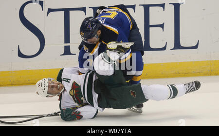 St. Louis Blues David Perron kollidiert mit Minnesota Wild Zach Parise in der ersten Periode im Scottrade Center in St. Louis am 16. April 2017. Foto von Bill Greenblatt/UPI Stockfoto