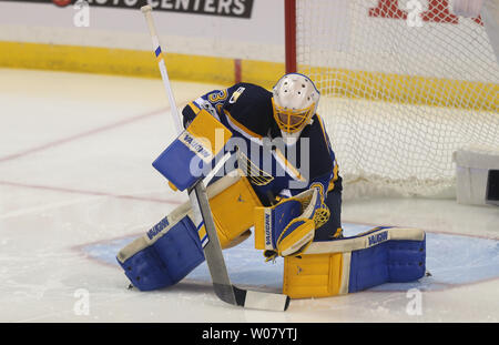 St. Louis Blues Torwart Jake Allen macht ein Handschuh gegen die Minnesota Wild in der ersten Periode im Scottrade Center in St. Louis am 16. April 2017 speichern. Foto von Bill Greenblatt/UPI Stockfoto