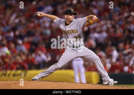 Pittsburgh Pirates Krug Tschad Kuhl liefert einen Pitch auf die St. Louis Cardinals im vierten Inning am Busch Stadium in St. Louis am 18. April 2017. Foto von Bill Greenblatt/UPI Stockfoto