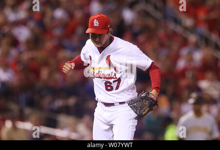 St. Louis Cardinals Krug mattes Bowman pumpt seine Faust nach Pittsburgh Pirates Gregory Polanco, Streik beenden des achten Inning am Busch Stadium in St. Louis am 18. April 2017. Foto von Bill Greenblatt/UPI Stockfoto