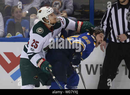 Minnesota Wild Jonas Brodin klopft der Helm von St. Louis Blues Zach Sanford in der ersten Periode im Scottrade Center in St. Louis am 19. April 2017. Foto von Bill Greenblatt/UPI Stockfoto