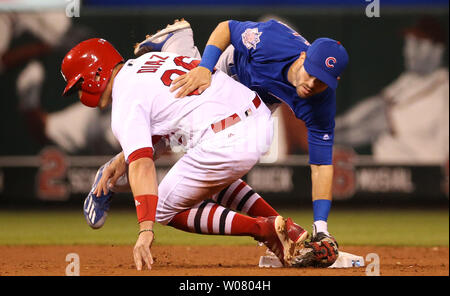St. Louis Cardinals Aledmys Diaz kollidiert mit Chicago Cubs Tommy La Stella in der zweiten Base im vierten Inning am Busch Stadium in St. Louis am 12. Mai 2017. Diaz war, auf eine Feldspielerwahl. Foto von Bill Greenblatt/UPI Stockfoto