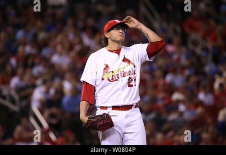 St. Louis Cardinals Krug Brett Cecil passt seine Kappe, nachdem er einen solo Home Run im siebten Inning zu Chicago Cubs Tommy La Stella am Busch Stadium in St. Louis am 12. Mai 2017. Foto von Bill Greenblatt/UPI Stockfoto