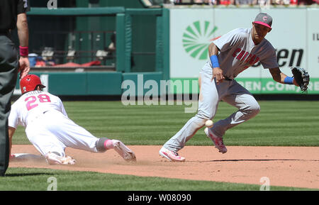 St. Louis Cardinals Tommy Pham Folien sicher in die zweite Basis mit einem gestohlenen Basis als Chicago Cubs Tommy La Stella Felder eine Breite im fünften Inning am Busch Stadium in St. Louis am 14. Mai 2017 werfen. St. Louis besiegt Chicago 5-0. Foto von Bill Greenblatt/UPI Stockfoto