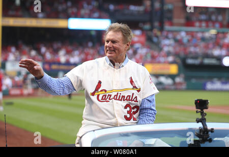 Ehemalige St. Louis Kardinal und Mitglied der National Baseball Hall of Fame, Steve Carlton Wellen an die Fans, als er während der Zeremonien zum Gedenken an den 50. Jahrestag der 1967 World Series zwischen den Boston Red Sox und die St. Louis Cardinals am Busch Stadium in St. Louis am 17. Mai 2017 isntroduced. Foto von Bill Greenblatt/UPI Stockfoto