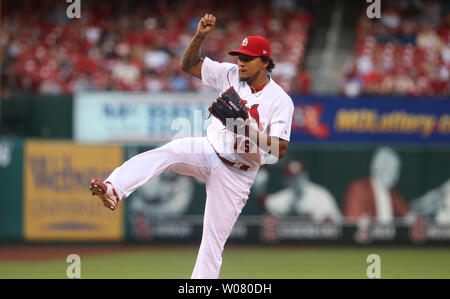 St. Louis Cardinals Krug Carlos Martinez liefert ein Pitch an die Los Angeles Dodgers im ersten Inning am Busch Stadium in St. Louis am 31. Mai 2017. Foto von Bill Greenblatt/UPI Stockfoto