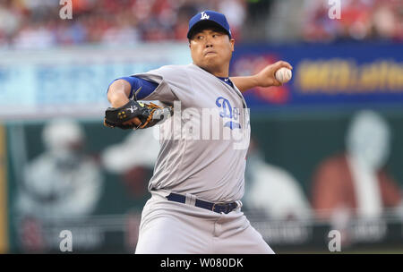 Los Angeles Dodgers Krug Hyun-Jin-Ryu liefert einen Pitch auf die St. Louis Cardinals im ersten Inning am Busch Stadium in St. Louis am 31. Mai 2017. Foto von Bill Greenblatt/UPI Stockfoto