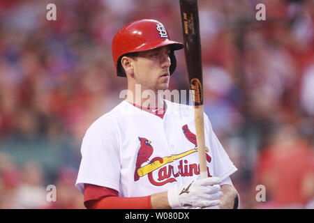 St. Louis Cardinals Stephen Piscotty wartet noch auf den bat im vierten Inning gegen die Los Angeles Dodgers am Busch Stadium in St. Louis am 31. Mai 2017. Foto von Bill Greenblatt/UPI Stockfoto