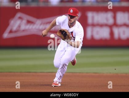 St. Louis Cardinals Paul DeJong Gebühren einen Baseball von der Fledermaus von Los Angeles Dodgers Chase Utley im vierten Inning am Busch Stadium in St. Louis am 31. Mai 2017 zu beenden. Foto von Bill Greenblatt/UPI Stockfoto