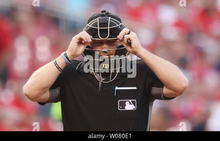 Hauptplatte Schiedsrichter Mike Muchlinski stellt seine Maske zu Beginn eines Spiels zwischen den Los Angeles Dodgers und die St. Louis Cardinals am Busch Stadium in St. Louis am 31. Mai 2017. Foto von Bill Greenblatt/UPI Stockfoto