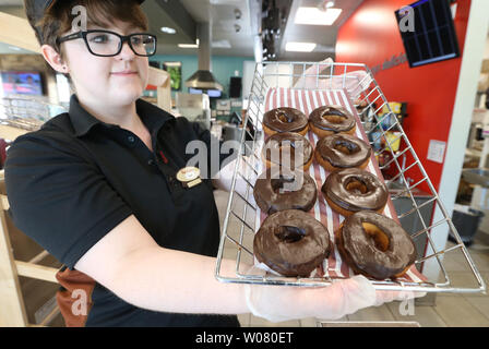 Counter Mitarbeiter Nat Clemons zeigt eine Charge von Schokolade Donuts zum Verkauf aus dem Ofen auf den Nationalen Donut Tag im Tim Horton's in Malewood, Missouri am 2. Juni 2017 bereit. Nationale Donut Tag, oder nationalen Donut Tag feierten in den Vereinigten Staaten, ist am ersten Freitag im Juni eines jeden Jahres, der Nachfolger des Donut Veranstaltung der Heilsarmee in Chicago 1938 erstellt die ihrer Mitglieder, die Donuts zu Soldaten während des Ersten Weltkrieges Foto von Bill Greenblatt/UPI serviert zu Ehren Stockfoto