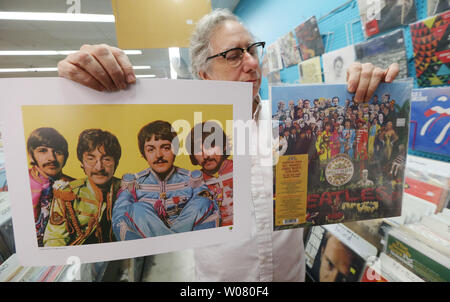 Kundenservice represenative Joe Steinmann liest die Rückseite der Beatles Sgt. Peppers Album und ein Poster entfernt im Vintage Vinyl Records in University City, Missouri, zum 50. Jahrestag der Veröffentlichung des Albums in den USA, wird am 2. Juni 2017. Foto von Bill Greenblatt/UPI Stockfoto