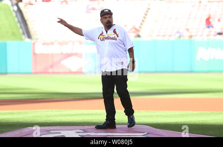 Schauspieler/Schauspieler George Lopez bereitet einen zeremoniellen ersten Pitch zu werfen, bevor die Milwaukee Brewers-St. Louis Cardinals baseball spiel am Busch Stadium in St. Louis am 15. Juni 2017. Foto von Bill Greenblatt/UPI Stockfoto