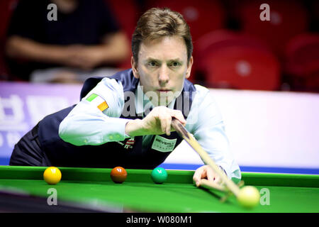 Ken Doherty von der Republik Irland spielt einen Schuß zu Nordirland in der Gruppe B Gleichen während der Beverly 2019 Snooker Wm in Wuxi City, der ostchinesischen Provinz Jiangsu, 26. Juni 2019. Republik Irland Nordirland 4-1 besiegte. Stockfoto