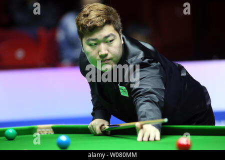 Yan Bingtao von China eine Ansicht einen Schuß zu Österreich in der Gruppe ein Spiel während der Beverly 2019 Snooker Wm in Wuxi City, der ostchinesischen Provinz Jiangsu, 26. Juni 2019. China eine besiegte Österreich 4-1. Stockfoto