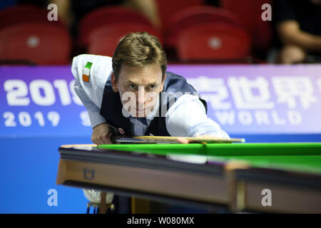 Ken Doherty von der Republik Irland spielt einen Schuß zu Nordirland in der Gruppe B Gleichen während der Beverly 2019 Snooker Wm in Wuxi City, der ostchinesischen Provinz Jiangsu, 26. Juni 2019. Republik Irland Nordirland 4-1 besiegte. Stockfoto