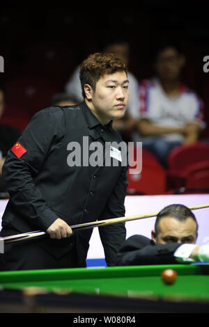 Yan Bingtao von China eine Ansicht einen Schuß zu Österreich in der Gruppe ein Spiel während der Beverly 2019 Snooker Wm in Wuxi City, der ostchinesischen Provinz Jiangsu, 26. Juni 2019. China eine besiegte Österreich 4-1. Stockfoto