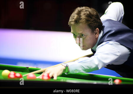 Ken Doherty von der Republik Irland spielt einen Schuß zu Nordirland in der Gruppe B Gleichen während der Beverly 2019 Snooker Wm in Wuxi City, der ostchinesischen Provinz Jiangsu, 26. Juni 2019. Republik Irland Nordirland 4-1 besiegte. Stockfoto