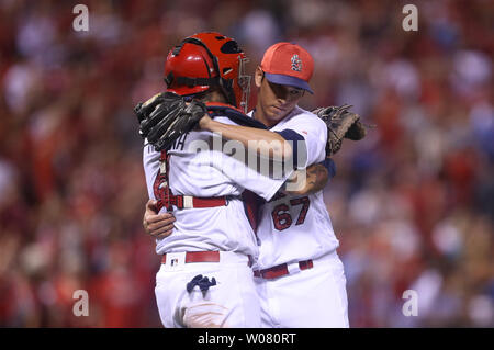 St. Louis Cardinals Krug mattes Bogenschütze ist umarmt von Catcher Yadier Molina nach dem dritten heraus und einem 2-1 Sieg über die Washington Nationals am Busch Stadum in St. Louis am 1. Juli 2017. Das Speichern ist Boman ersten Major League retten. Foto von Bill Greenblatt/UPI Stockfoto