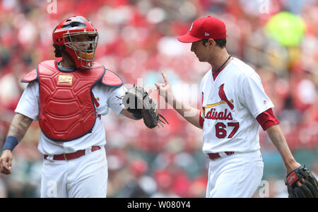 St. Louis Cardinals Krug mattes Bowman und Catcher Yadier Molina sprechen nach dem sechsten Inning gegen die Miami Marlins am Busch Stadum in St. Louis am 6. Juli 2017. Foto von Bill Greenblatt/UPI Stockfoto