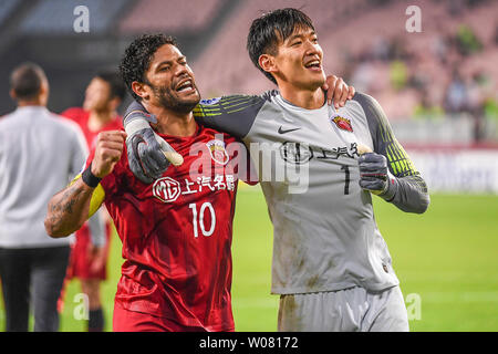 Brasilianische Fußballspieler Givanildo Vieira de Sousa, wie Hulk bekannt, der von China Shanghai SIPG F.C. feiert mit Yan Junling nachdem Sie gegen Südkorea der Jeonbuk Hyundai Motors F.C. im Viertelfinale während der AFC Champions League 2019 in Jeonju, Südkorea, 26. Juni 2019. Shanghai SIPG erforderlich Sanktionen ihren Platz im Viertel zu sichern - Finale der AFC Champions League am Mittwoch, mit Oscar zählte die abschließenden Punkt-Kick der Chinese Super League Champions letzten zwei Sieger Jeonbuk Hyundai Motors mit einem 5-3 Elfmeterschießen zu gewinnen. Stockfoto