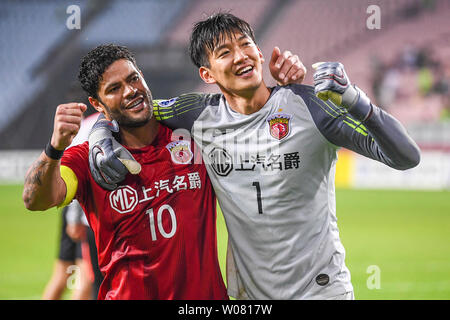 Brasilianische Fußballspieler Givanildo Vieira de Sousa, wie Hulk bekannt, der von China Shanghai SIPG F.C. feiert mit Yan Junling nachdem Sie gegen Südkorea der Jeonbuk Hyundai Motors F.C. im Viertelfinale während der AFC Champions League 2019 in Jeonju, Südkorea, 26. Juni 2019. Shanghai SIPG erforderlich Sanktionen ihren Platz im Viertel zu sichern - Finale der AFC Champions League am Mittwoch, mit Oscar zählte die abschließenden Punkt-Kick der Chinese Super League Champions letzten zwei Sieger Jeonbuk Hyundai Motors mit einem 5-3 Elfmeterschießen zu gewinnen. Stockfoto