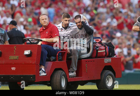 Arizona Diamondbacks Krug Robbie Ray ist von Assistant Trainer Ryan DiPanfilo, nachdem sie im Kopf von einem Line drive off the bat der St. Louis Cardinals Lukas Voit im zweiten Inning am Busch Stadium in St. Louis am 28. Juli 2017 Struck besucht. Ray war aus dem Feld, das die Karre genommen und zu einem lokalen Krankenhaus transportiert. Foto von Bill Greenblatt/UPI Stockfoto