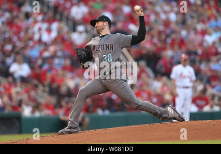 Arizona Diamondbacks Krug Robbie Ray bietet ein Pitch zu den St. Louis Cardinals im ersten Inning am Busch Stadium in St. Louis am 28. Juli 2017. Im zweiten Inning Ray war im Kopf durch eine Linie fahren von der Fledermaus von St. Louis Cardinals Lukas Voit angeschlagen. Ray war aus dem Feld, das die Karre genommen und zu einem lokalen Krankenhaus transportiert. Foto von Bill Greenblatt/UPI Stockfoto